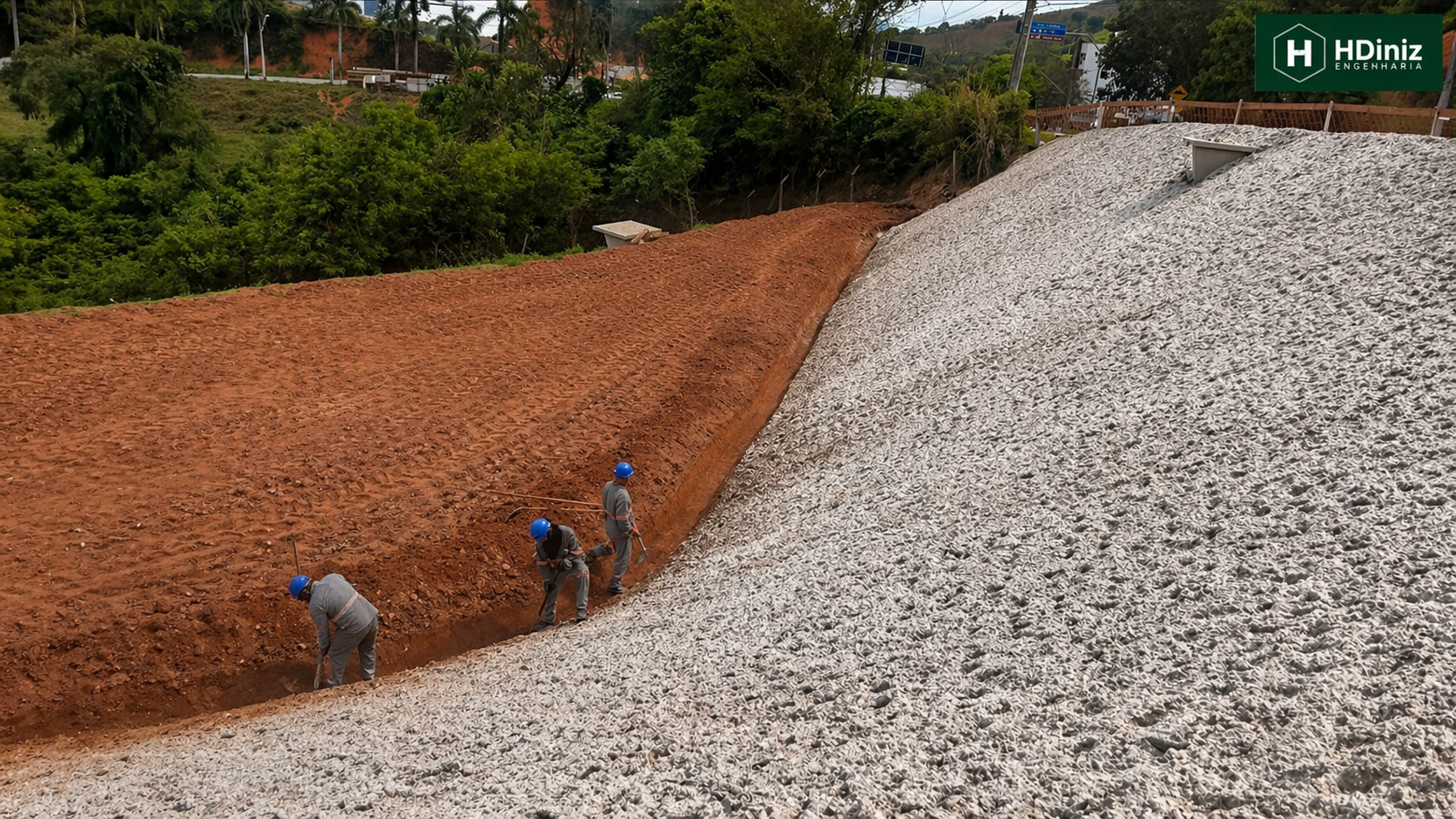Proteção superficial de talude com acabamento técnico em obra da HDiniz Engenharia