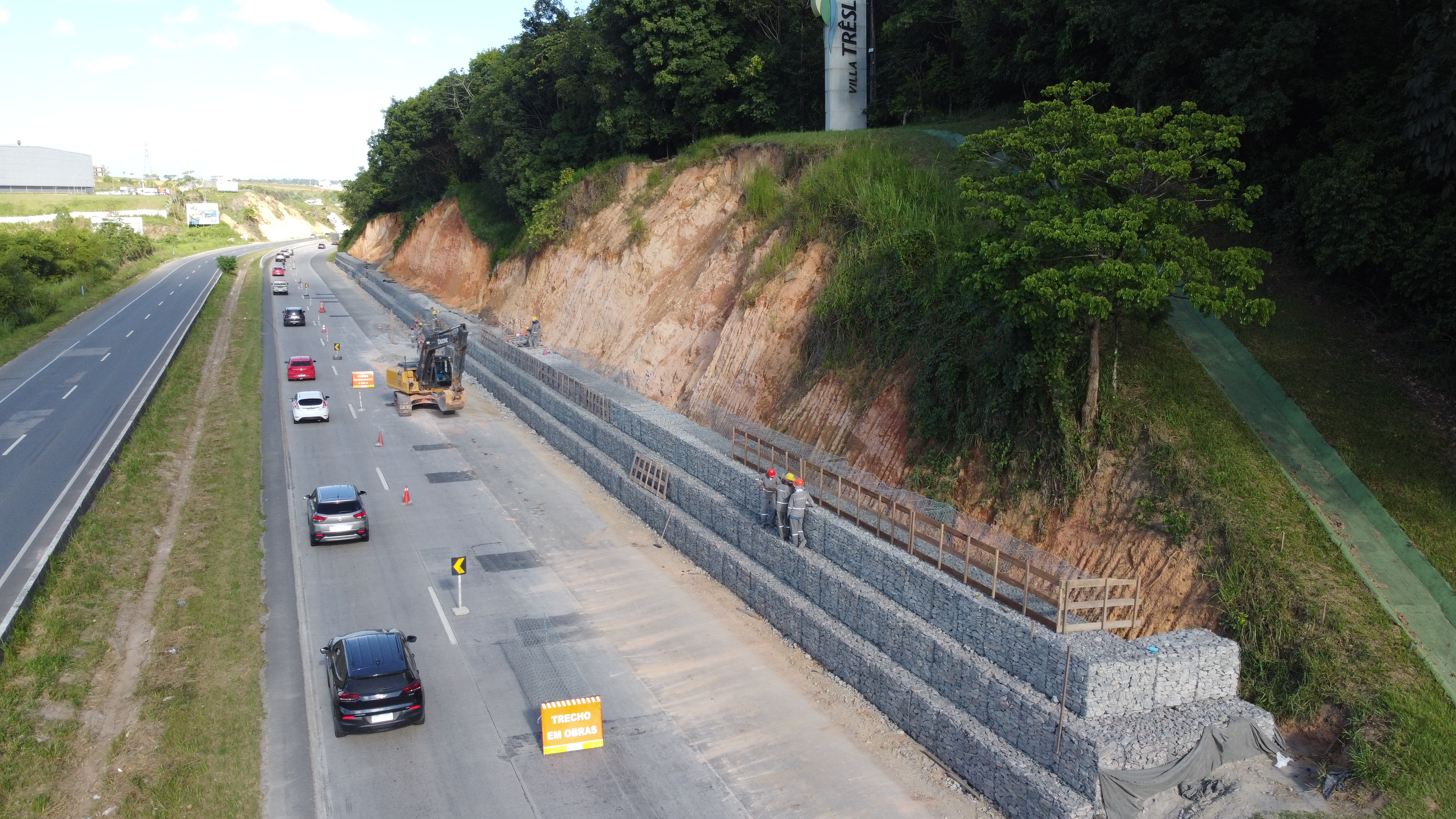 Contenção de taludes com gabião em rodovia