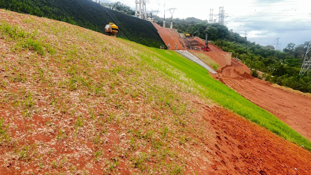Talude com hidrossemeadura em obra geotécnica