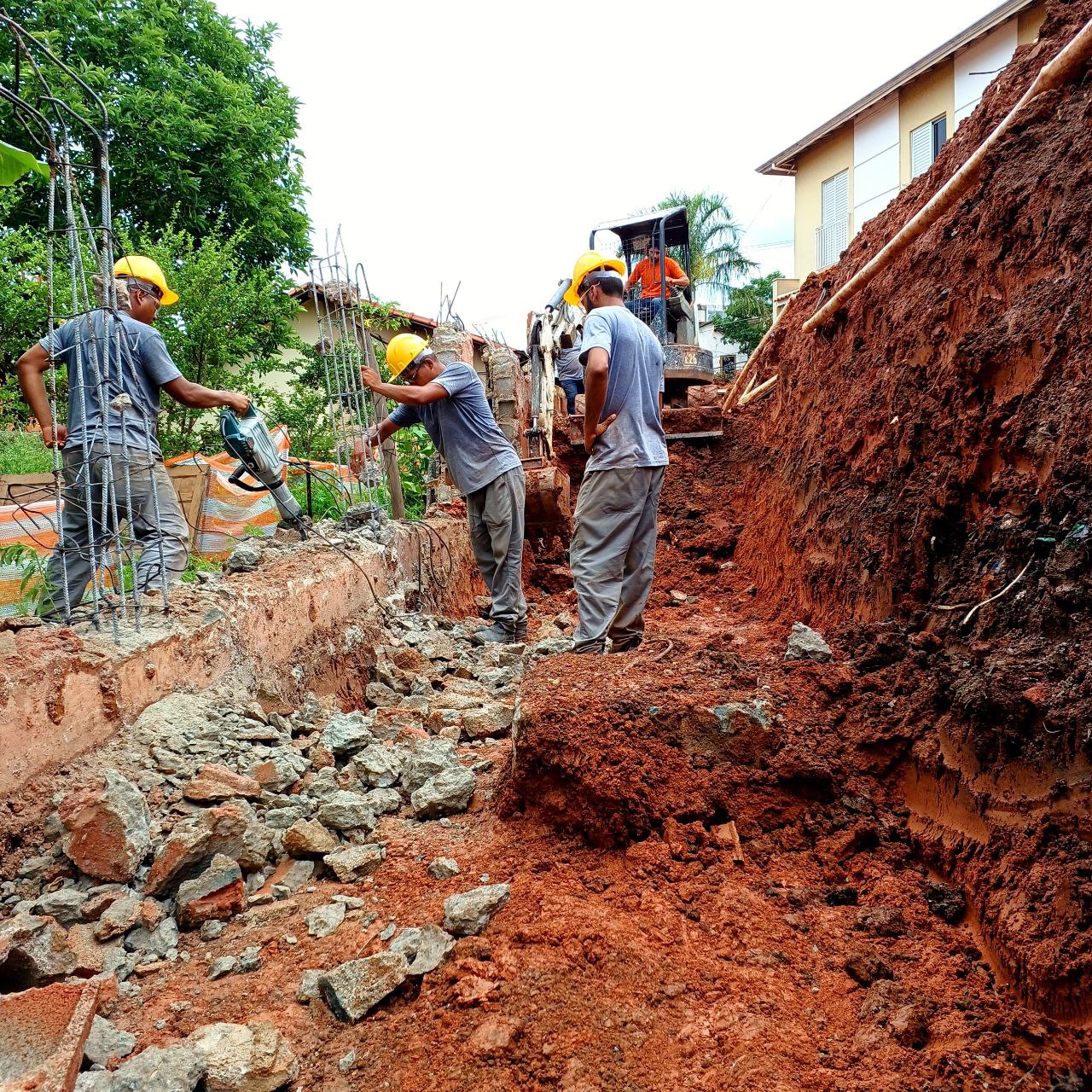 Escavação de base para muro de arrimo