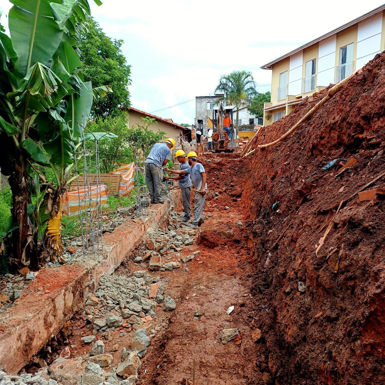 Execução de fundação para muro de arrimo em terreno com desnível