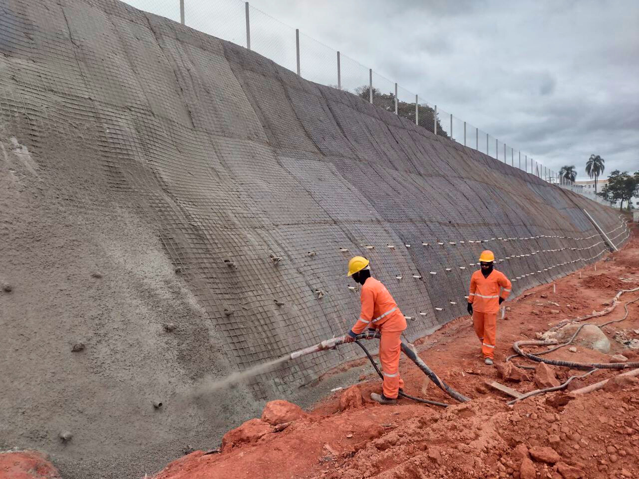 Aplicação de concreto projetado em talude com solo grampeado