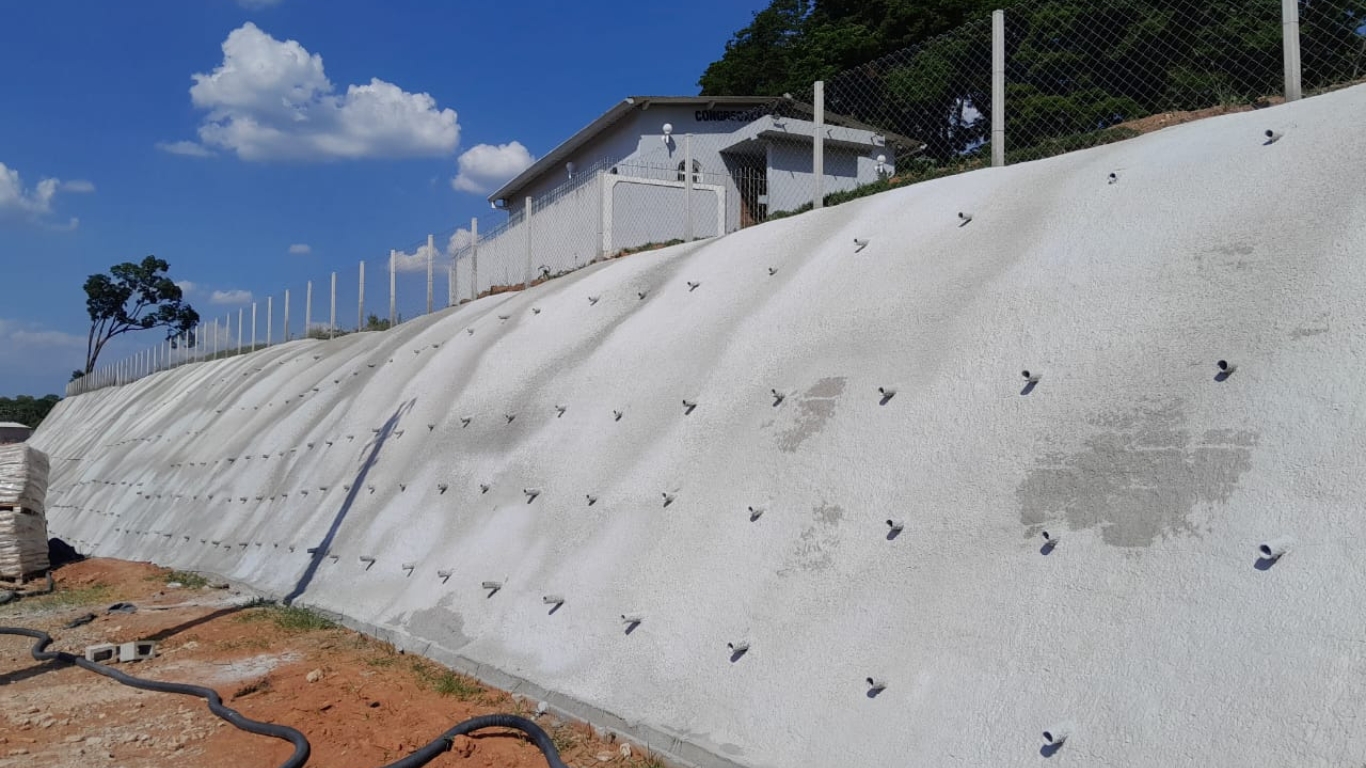 Contenção com solo grampeado em obra urbana