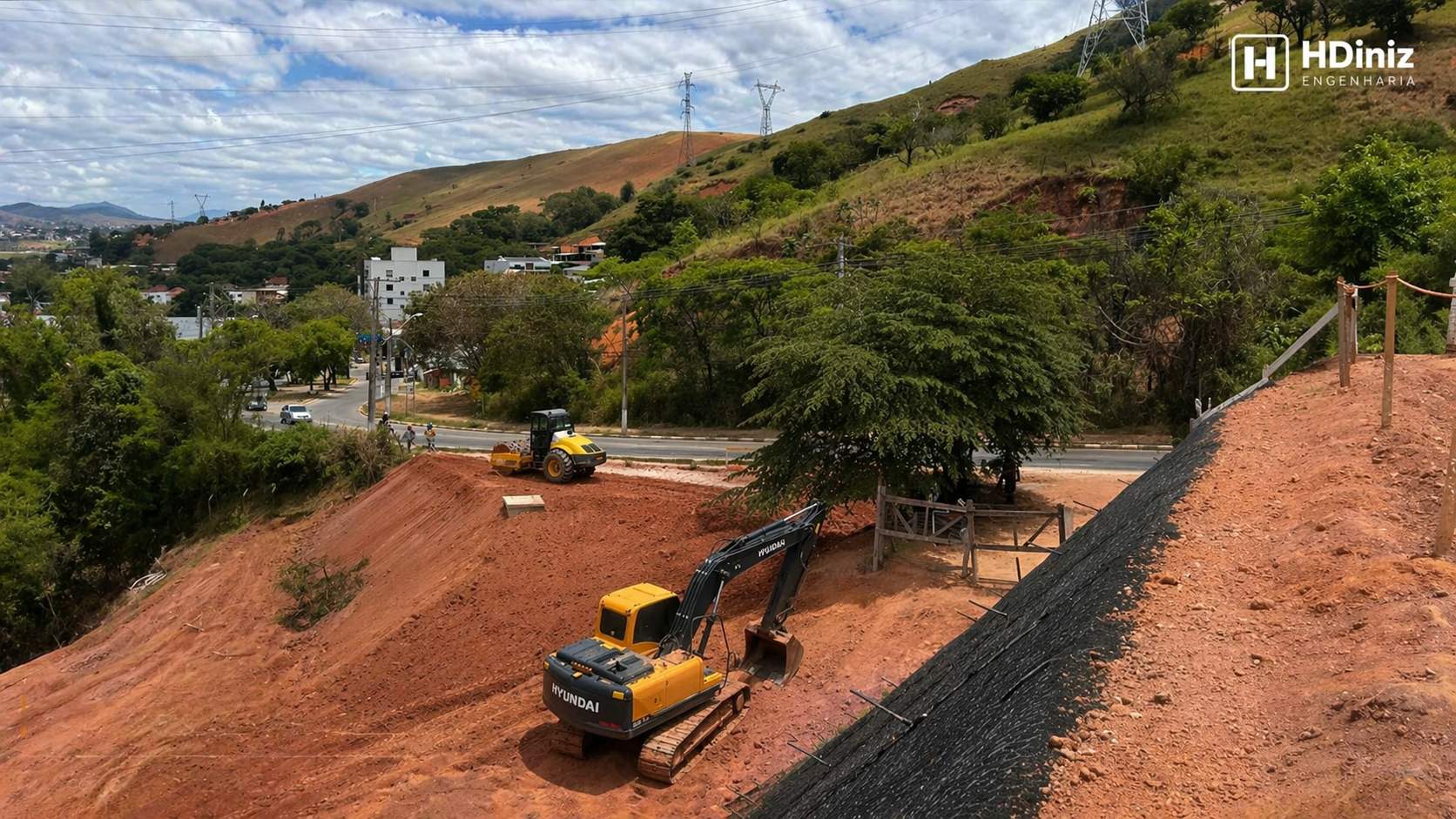 Terraplenagem com escavadeira em área de talude executada pela HDiniz Engenharia