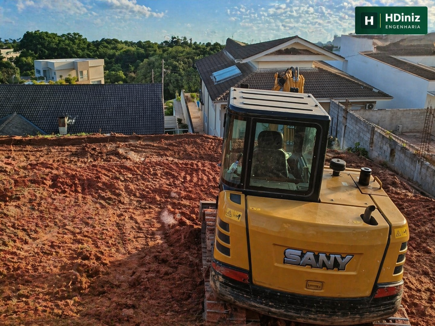 Preparo de plataforma de terraplenagem com escavadeira HDiniz Engenharia