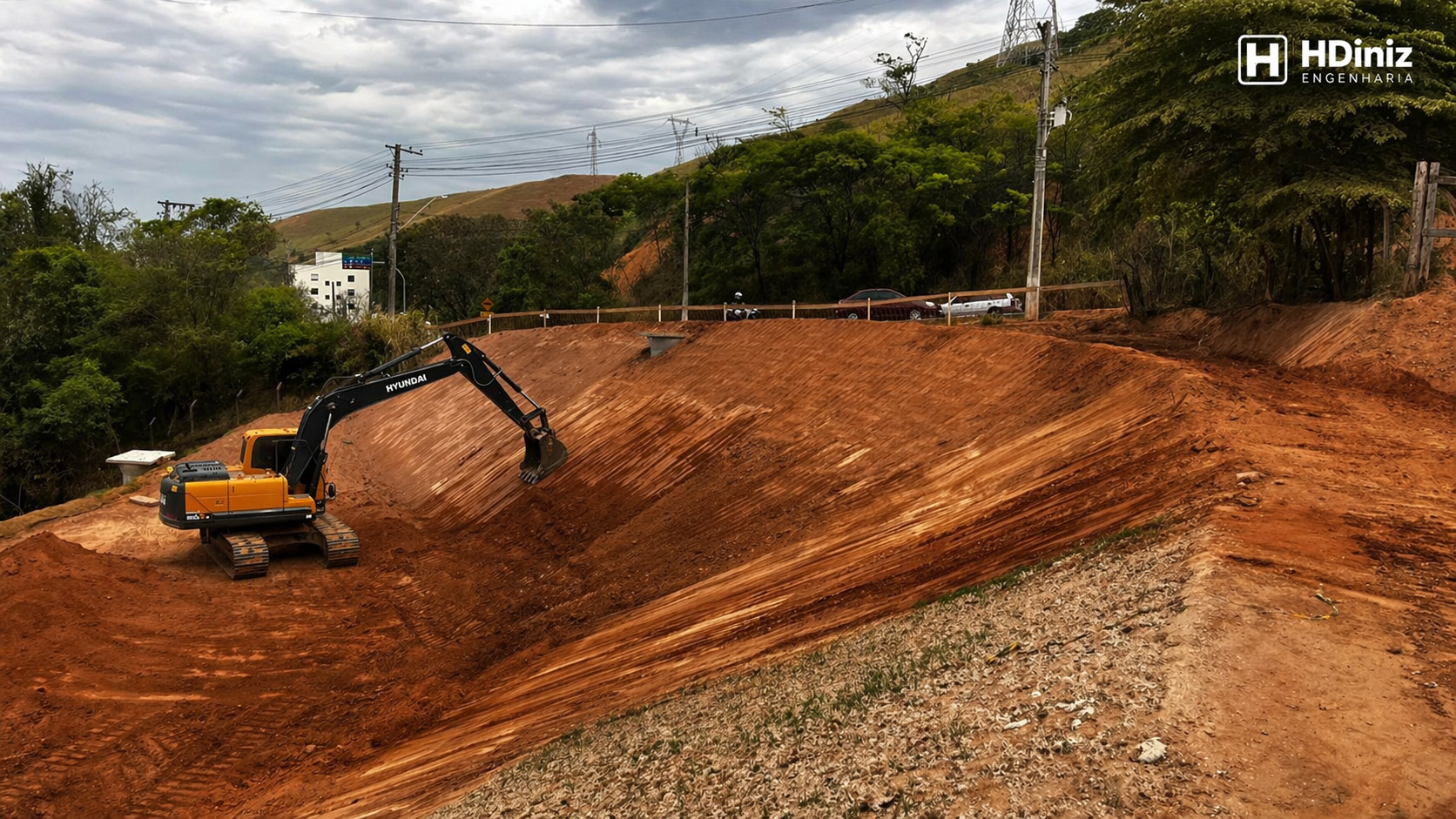 Regularização de talude com escavadeira em obra de terraplenagem