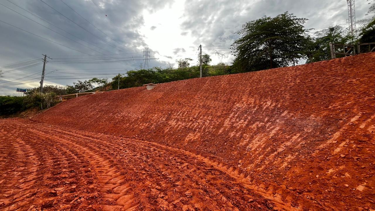 Talude regularizado em obra de terraplenagem